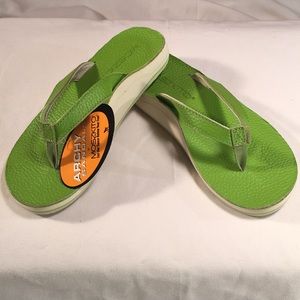 Women’s Moszkito thong sandals. Size 6. Limegreen.